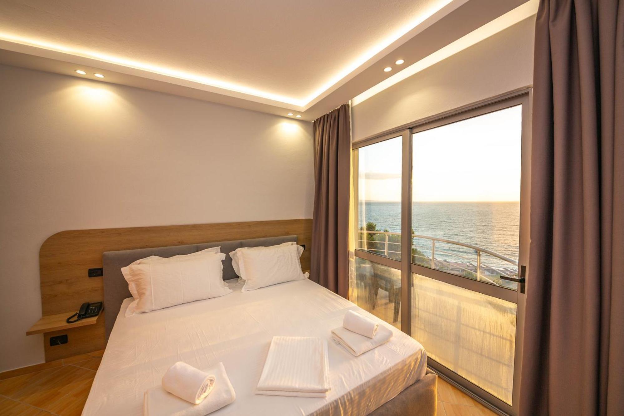 Hotel Sea Breeze Sarande Bagian luar foto
