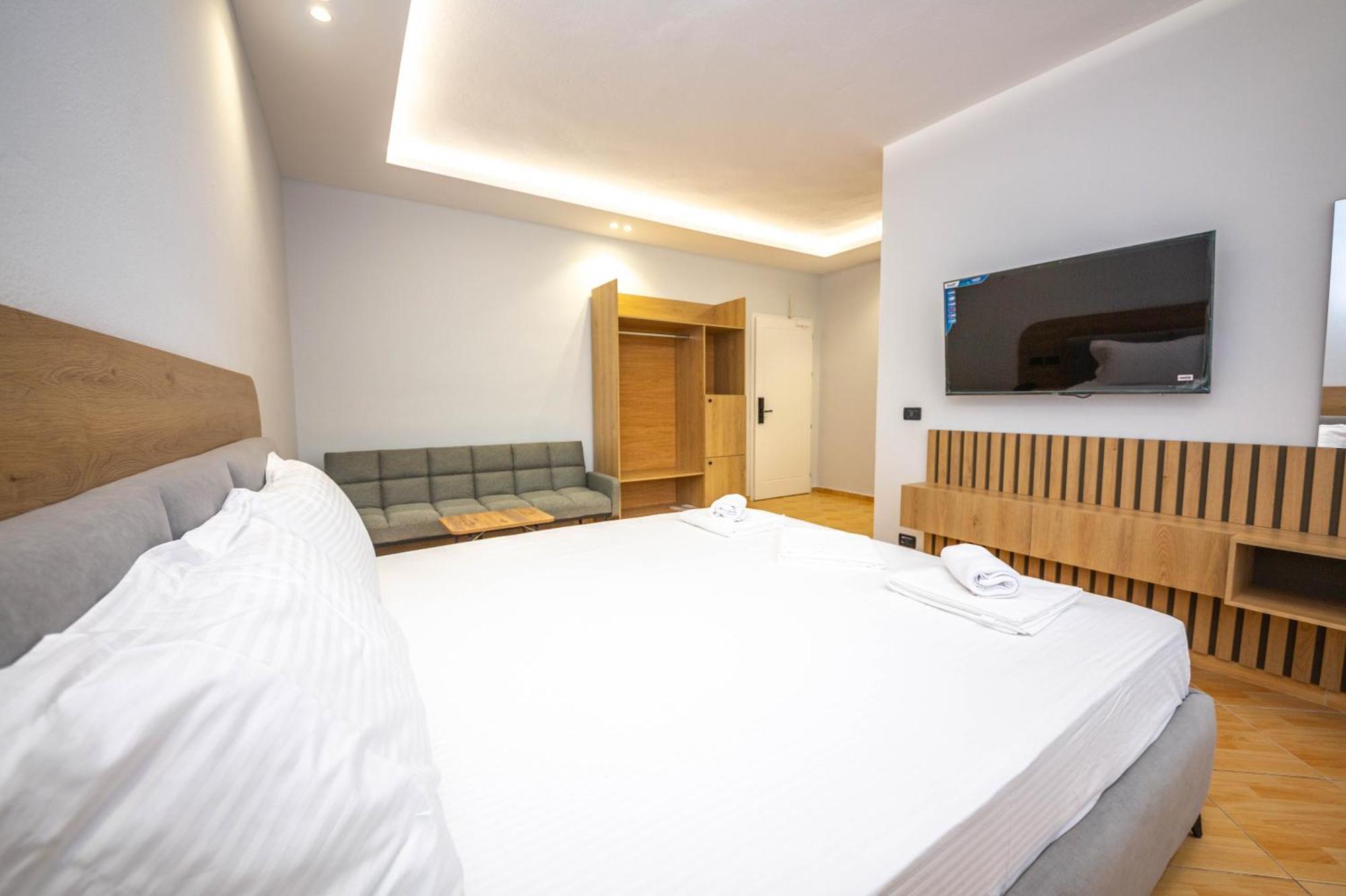 Hotel Sea Breeze Sarande Bagian luar foto