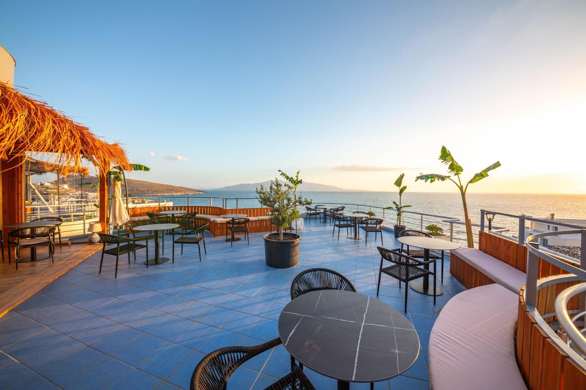 Hotel Sea Breeze Sarande Bagian luar foto