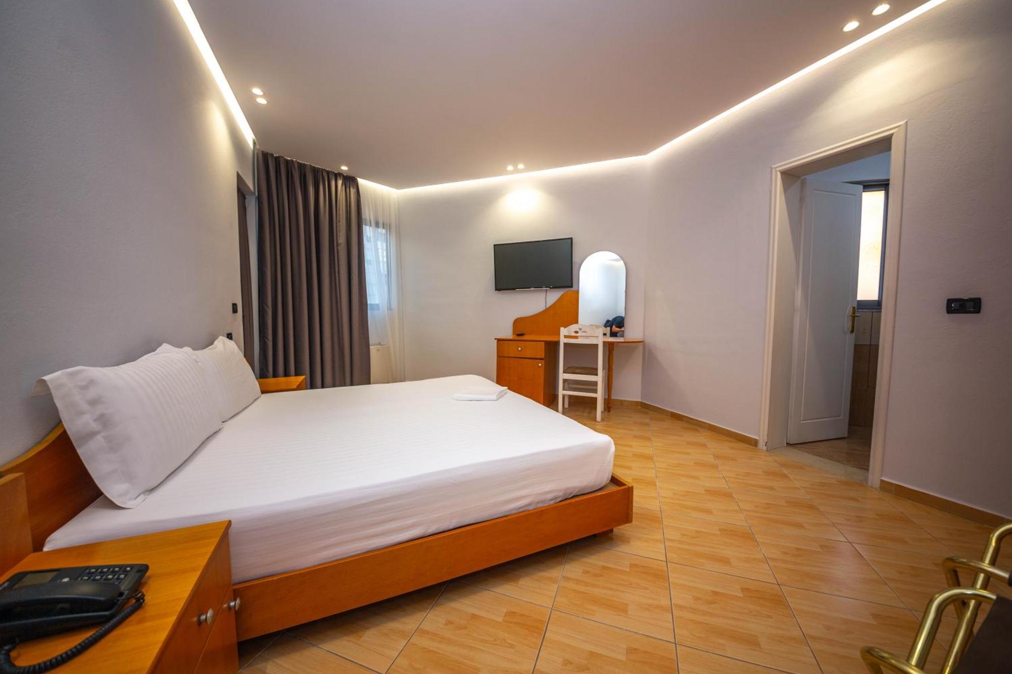 Hotel Sea Breeze Sarande Bagian luar foto