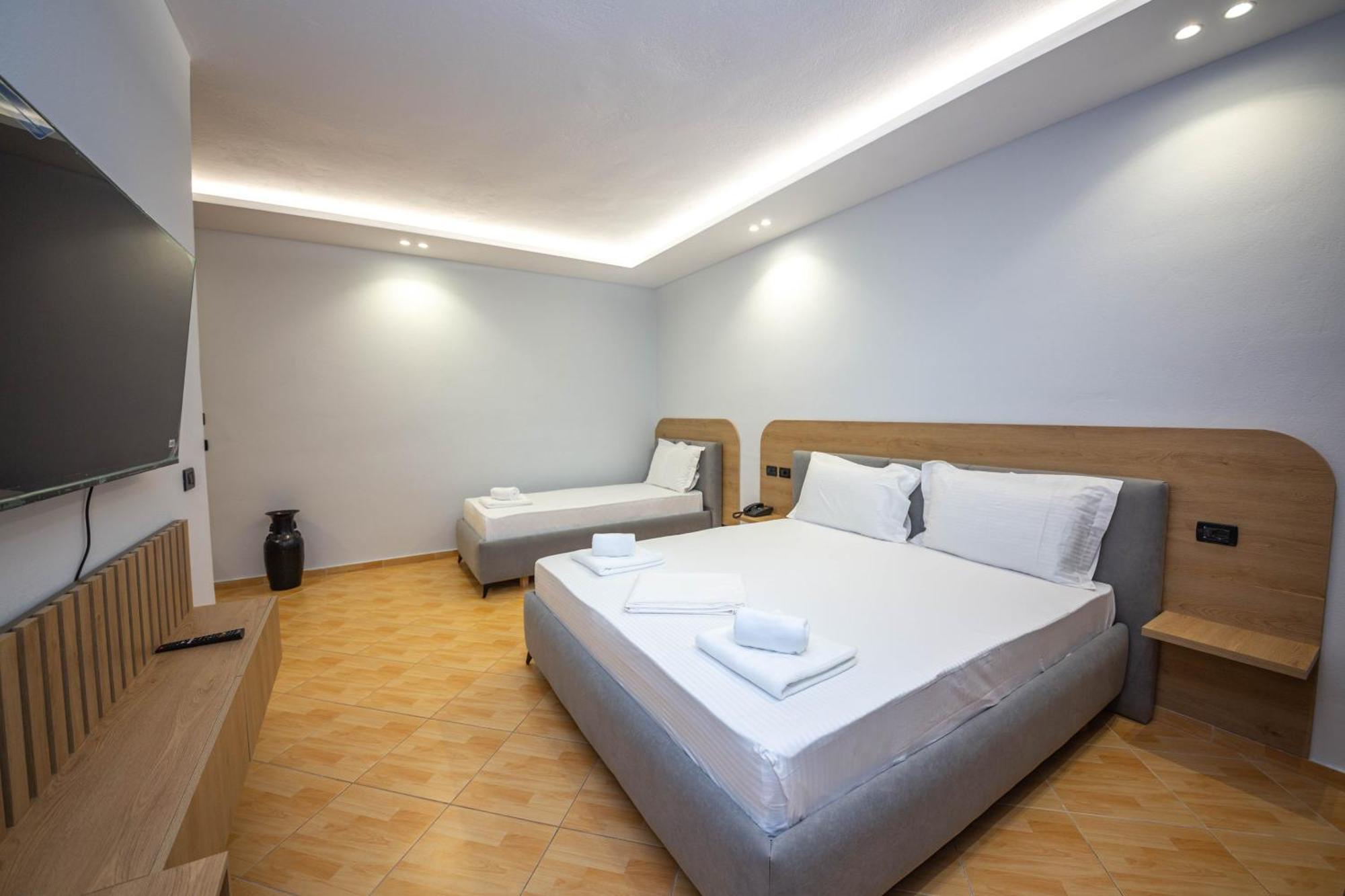 Hotel Sea Breeze Sarande Bagian luar foto