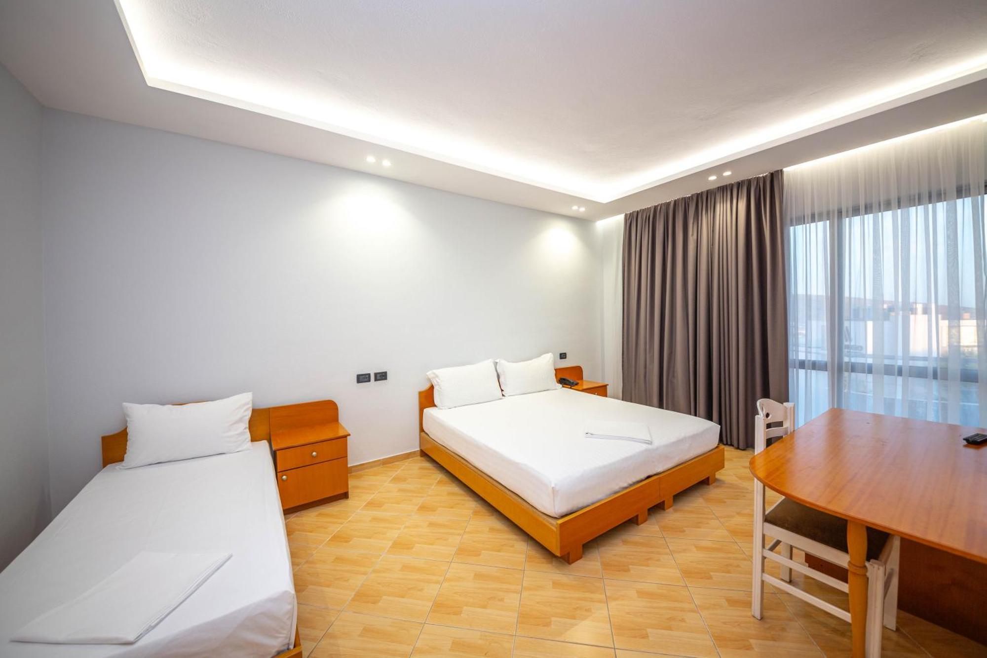 Hotel Sea Breeze Sarande Bagian luar foto