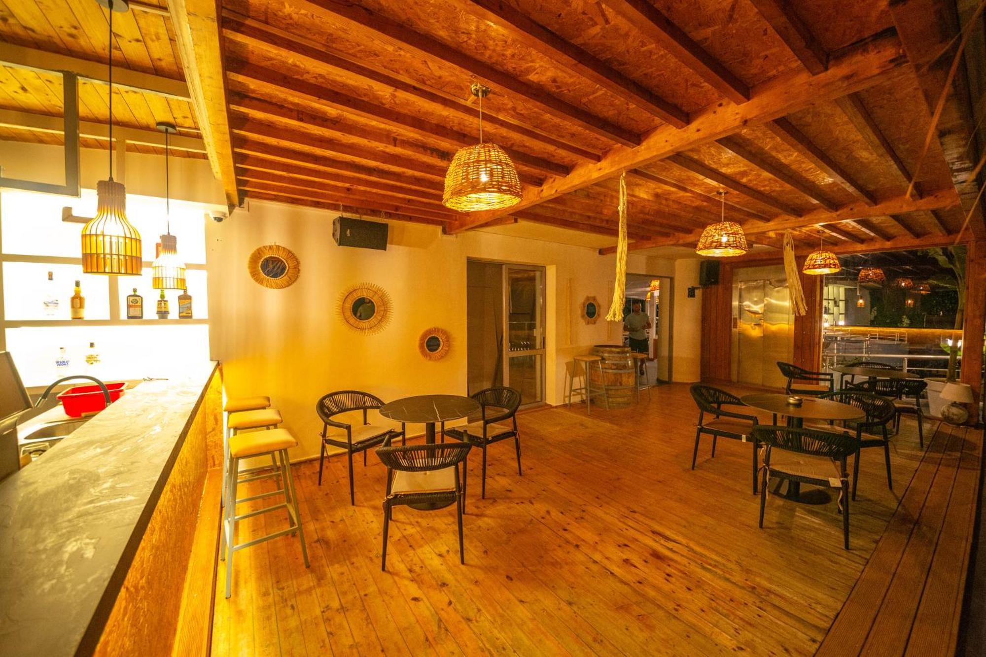 Hotel Sea Breeze Sarande Bagian luar foto