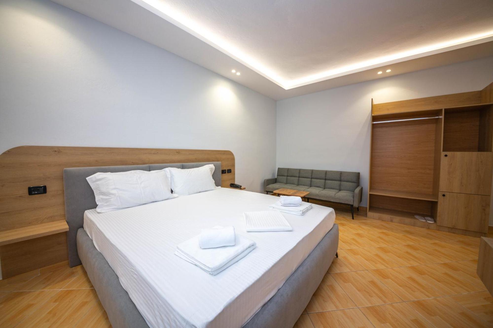 Hotel Sea Breeze Sarande Bagian luar foto