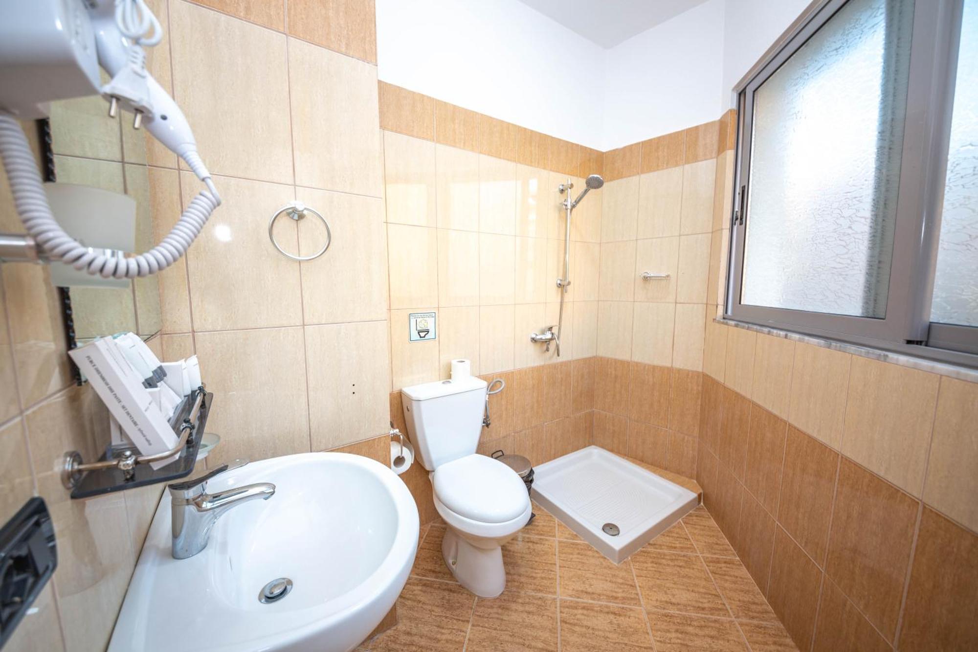 Hotel Sea Breeze Sarande Bagian luar foto