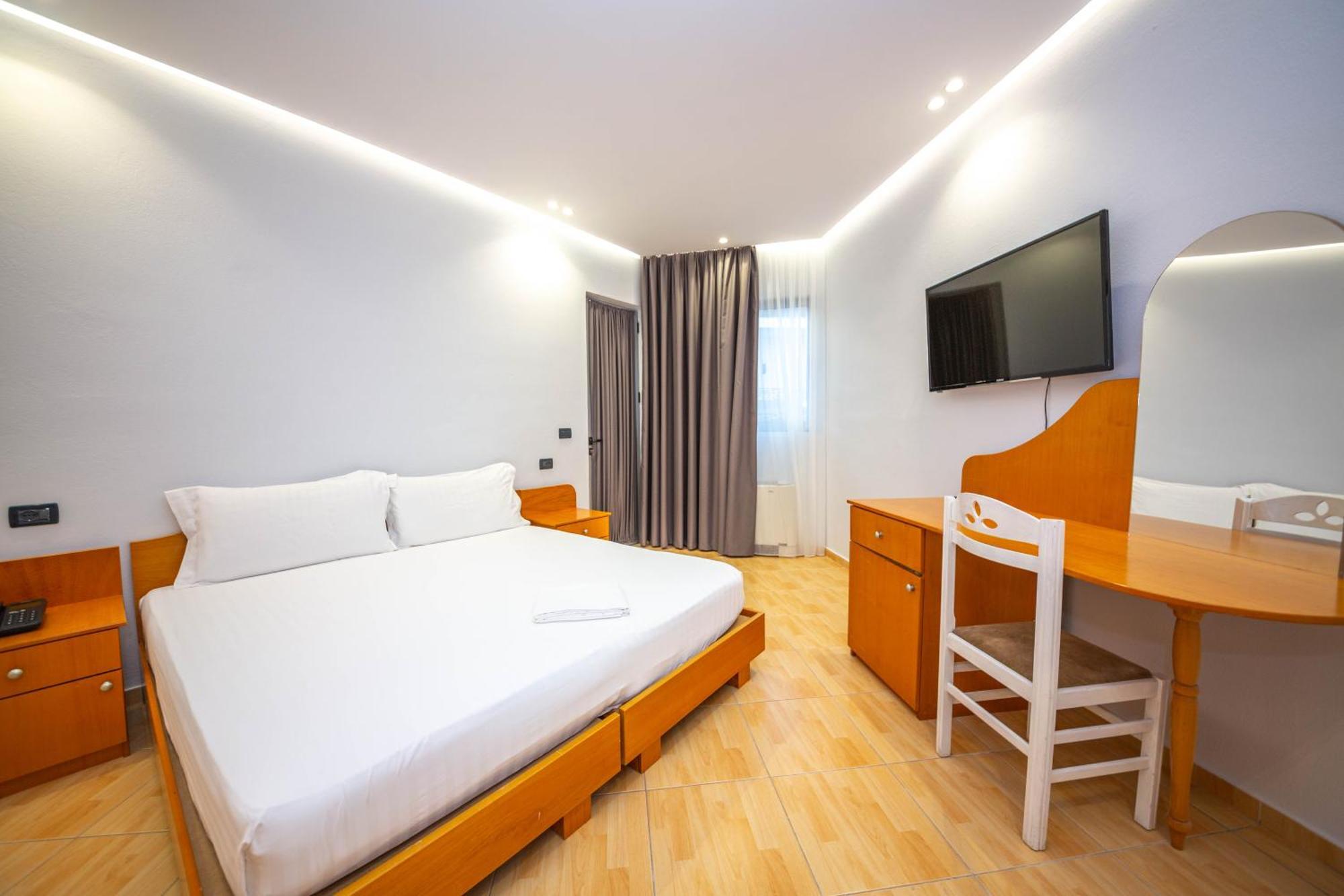 Hotel Sea Breeze Sarande Bagian luar foto