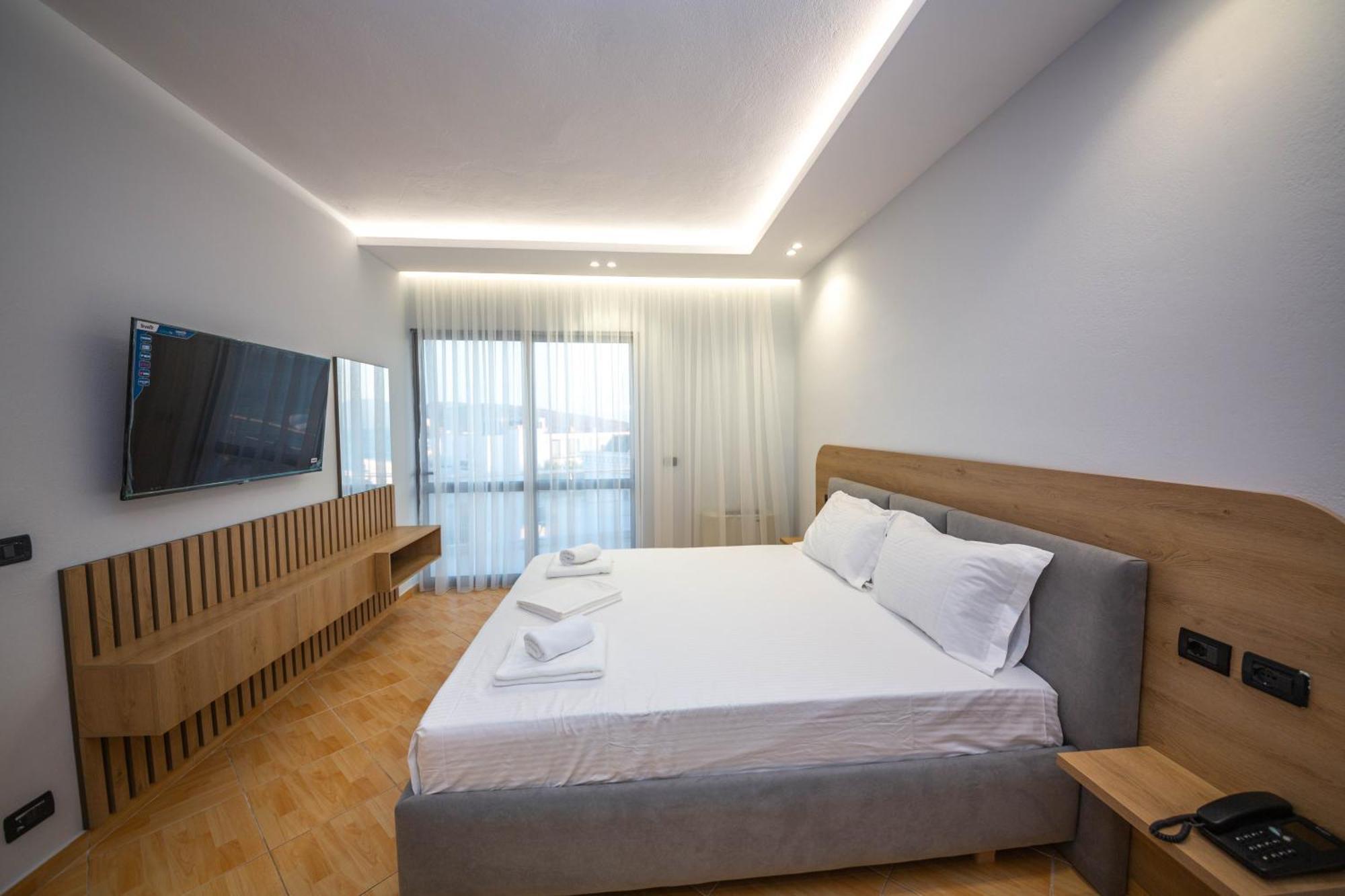 Hotel Sea Breeze Sarande Bagian luar foto