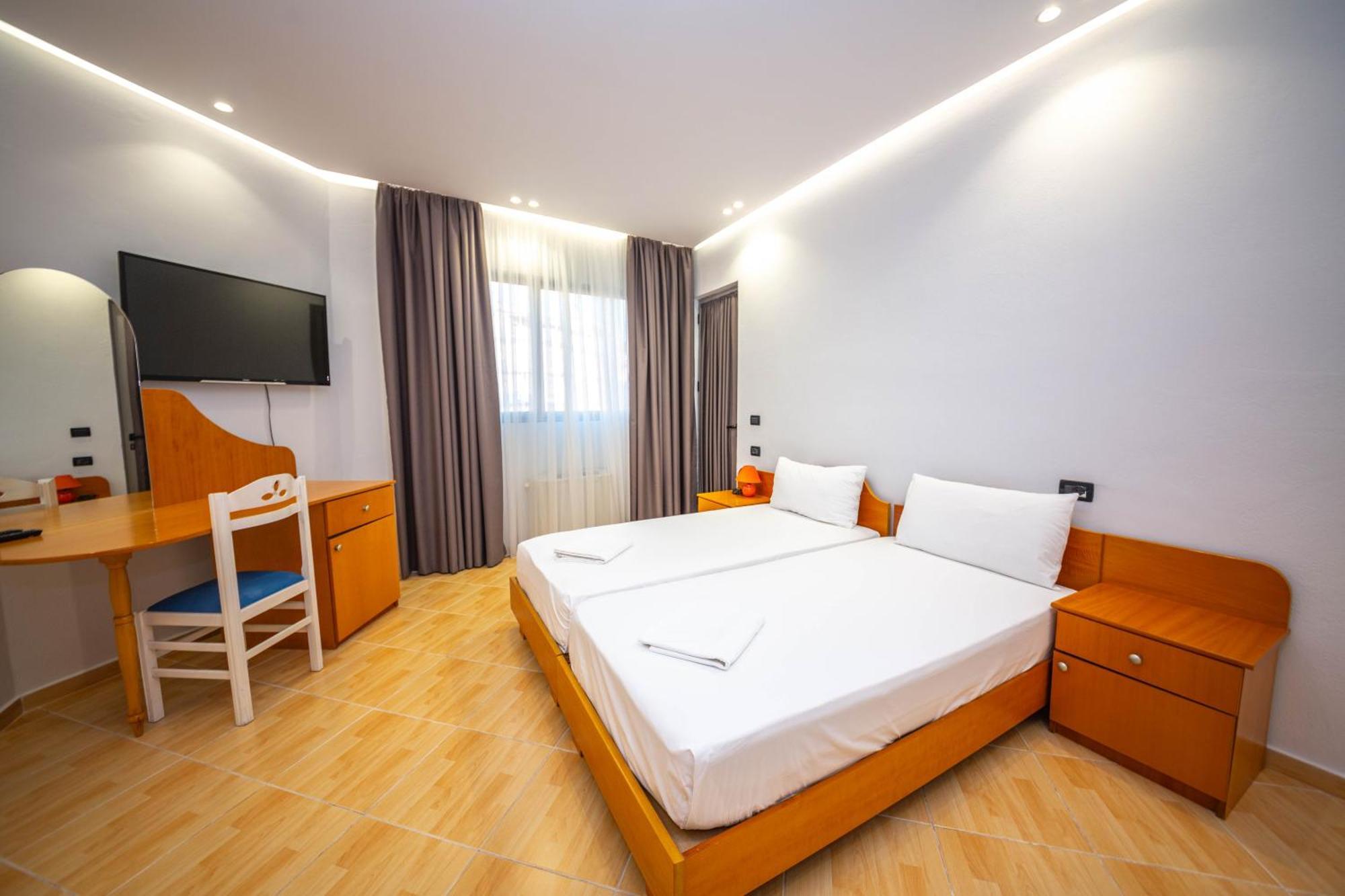 Hotel Sea Breeze Sarande Bagian luar foto