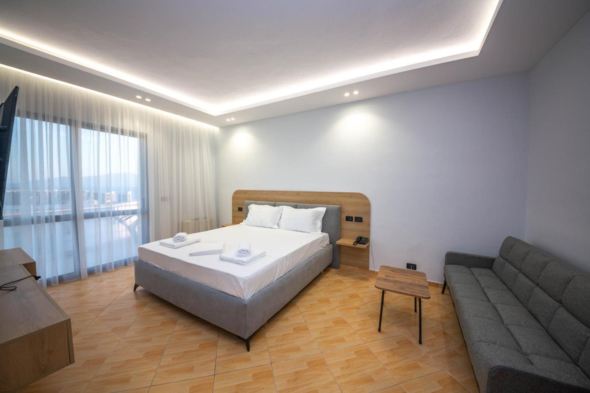 Hotel Sea Breeze Sarande Bagian luar foto