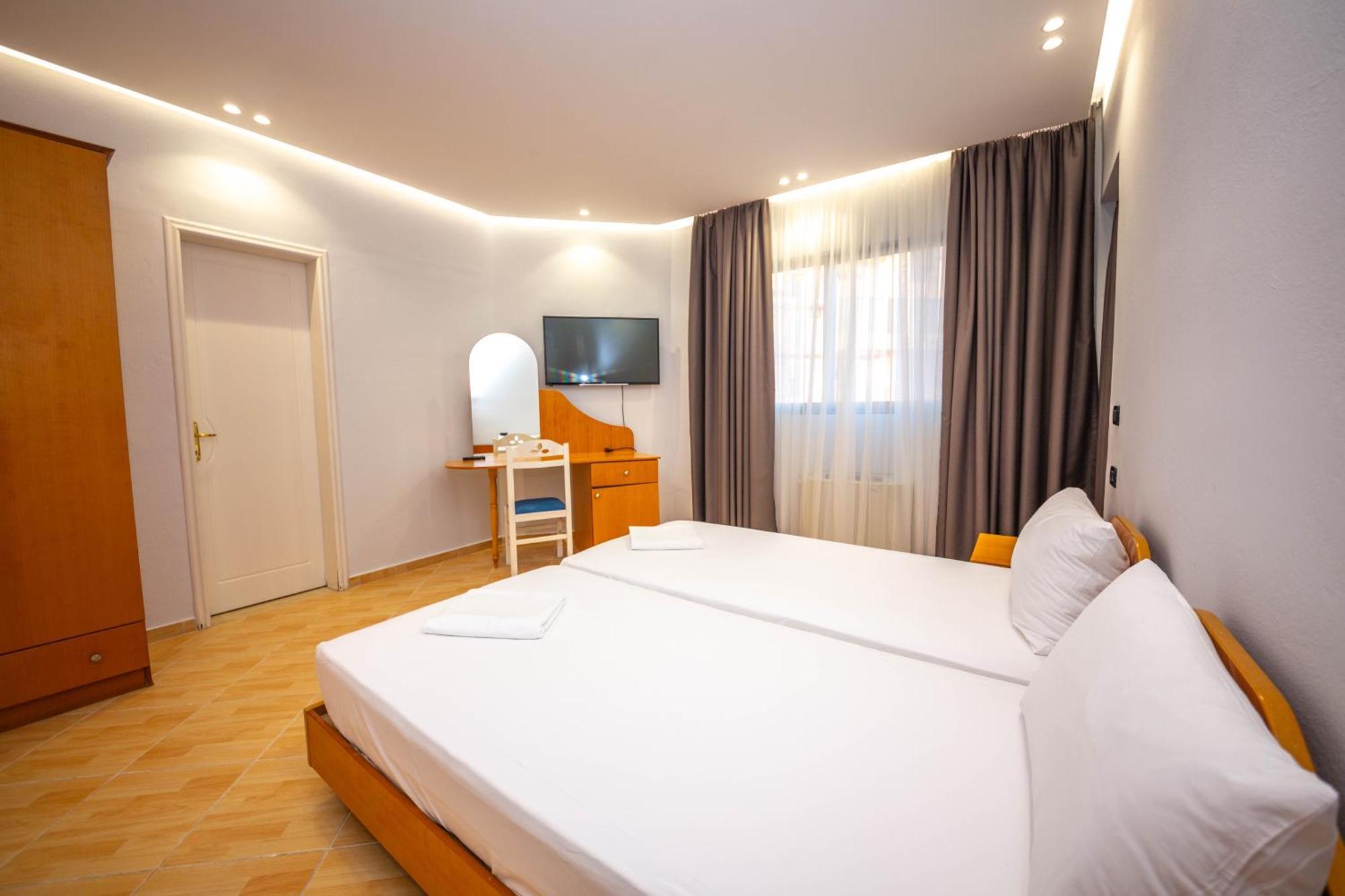 Hotel Sea Breeze Sarande Bagian luar foto