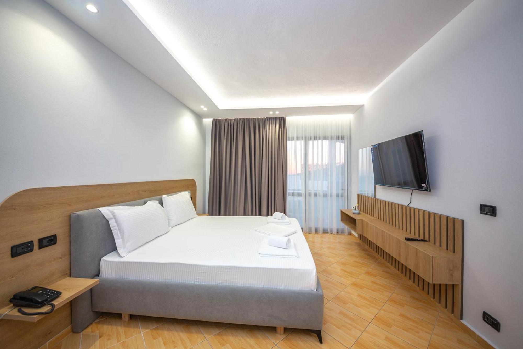 Hotel Sea Breeze Sarande Bagian luar foto