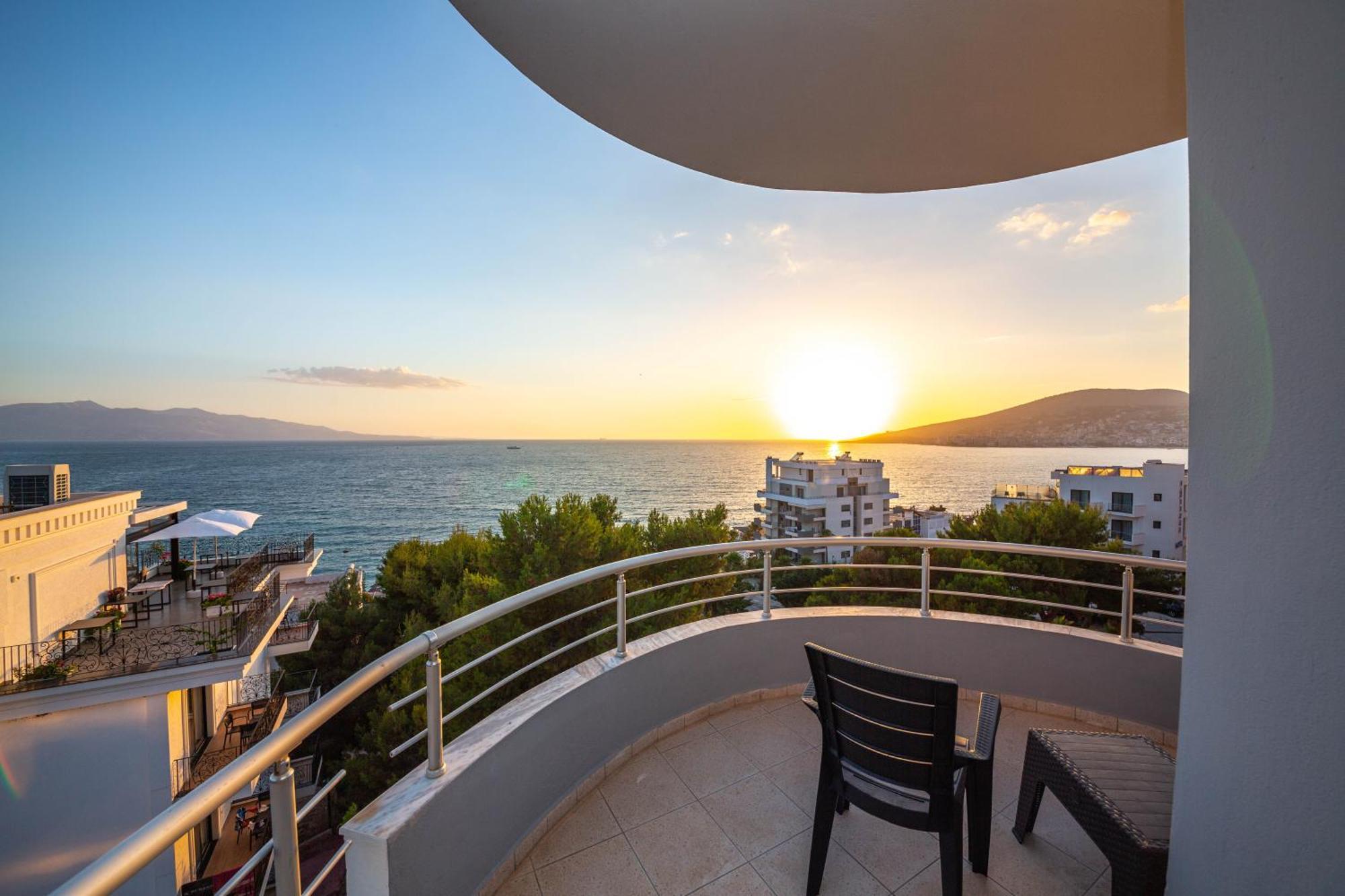 Hotel Sea Breeze Sarande Bagian luar foto