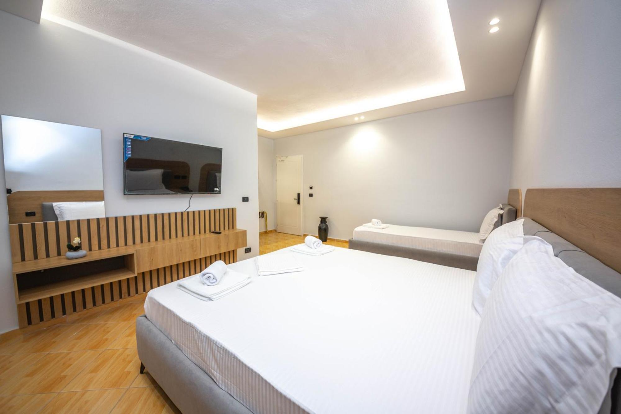 Hotel Sea Breeze Sarande Bagian luar foto