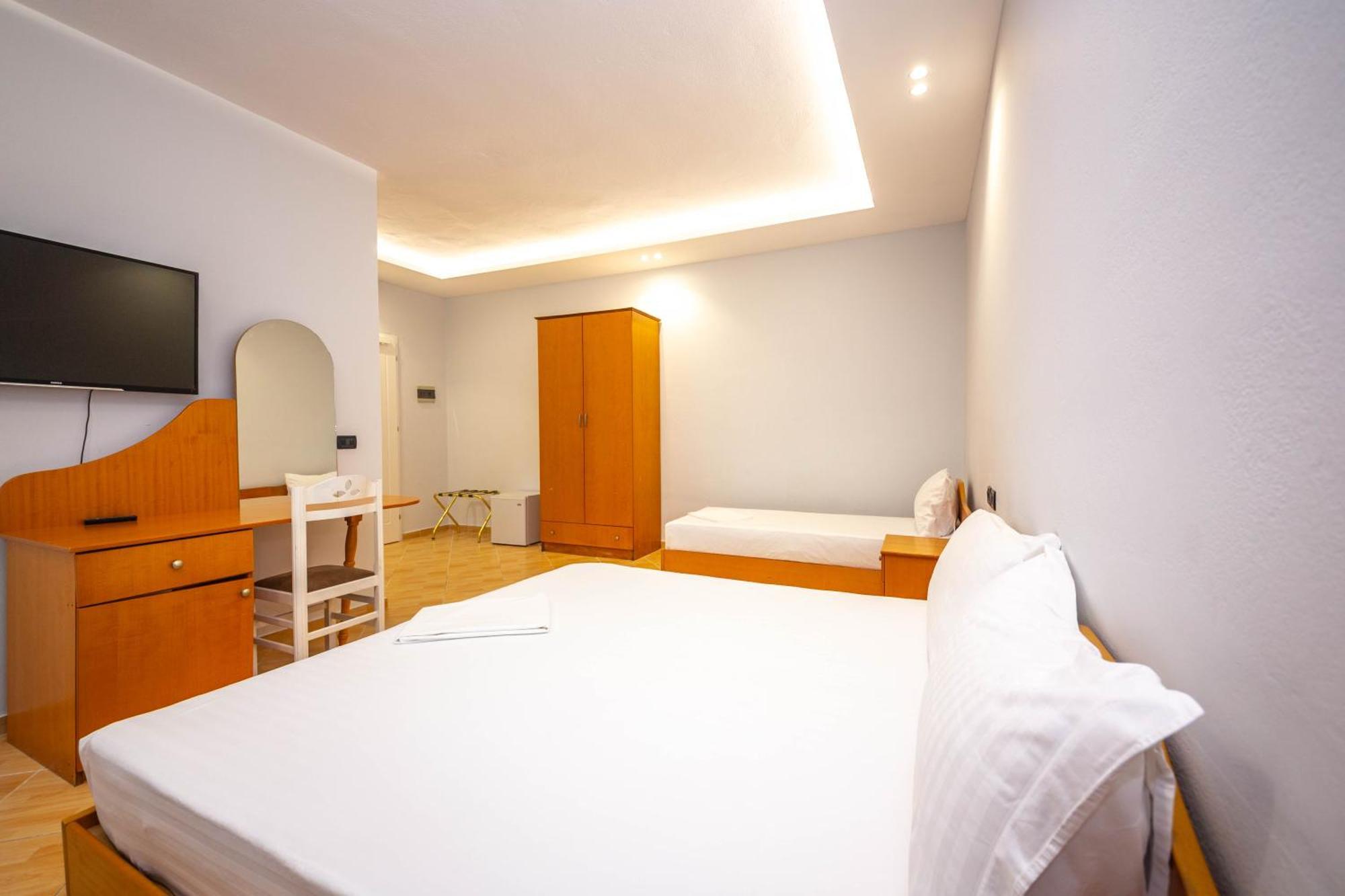 Hotel Sea Breeze Sarande Bagian luar foto