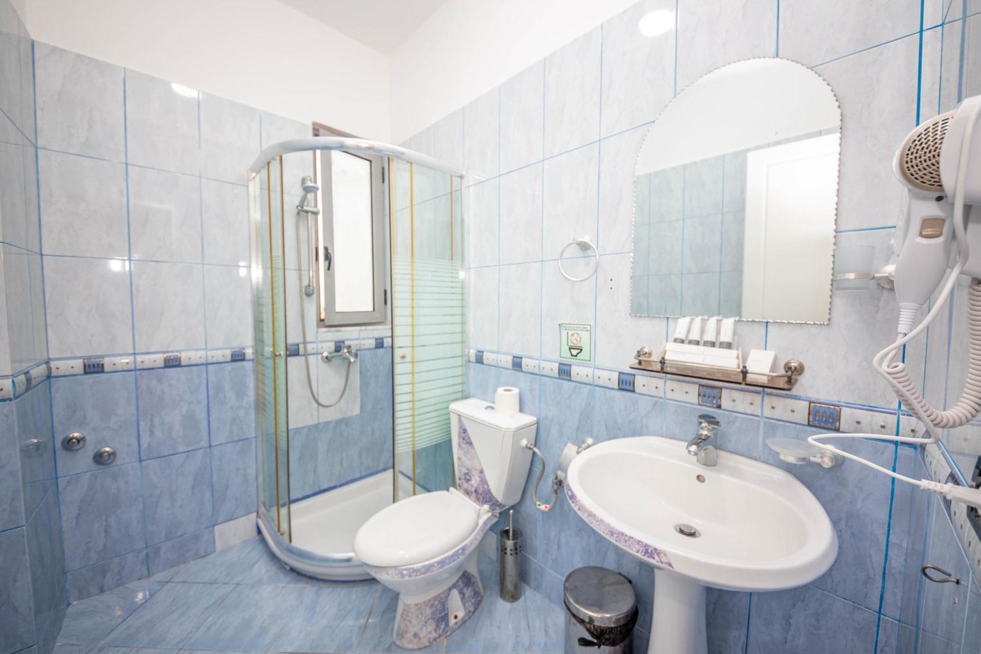 Hotel Sea Breeze Sarande Bagian luar foto